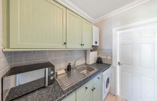 Modern King Bed WiFi Kitchen Perfect for Long Stay - Foto 4