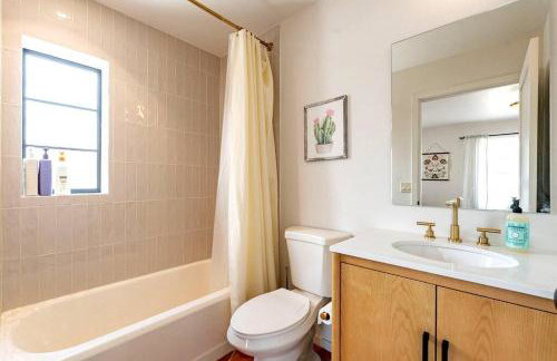 Cute & Cozy 2BR 1BA Adobe w Firepit Near UA & UMC - Foto 6