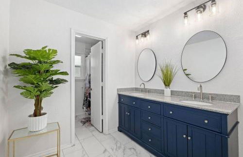 Newly remodeled 5BR 3BA w/pool 16 ppl - Photo 34