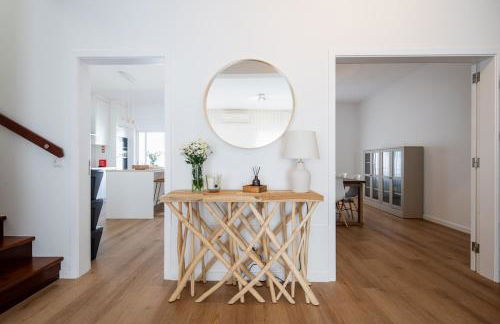 Bright & Spacious Villa by Beach - Photo 10