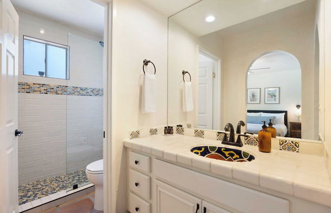 Sleeps 20! Architectural Mansion w/ Pool, Indoor Tennis Court, Game Room Starlight Estate by Avantstay - Foto 25