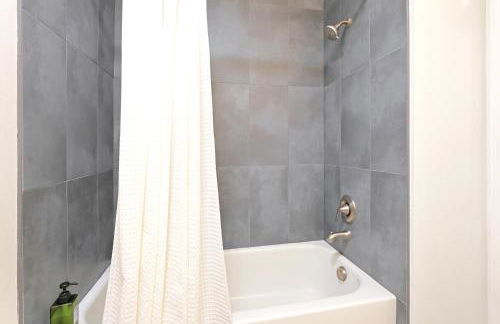 Newly remodeled 8-steps to sand path of Beach! Unit A - Foto 18