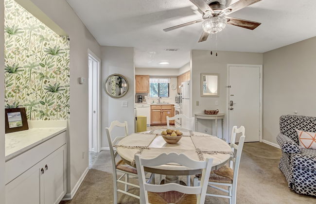 Secluded Condo with Peaceful Wooded Views and Easy Access to the Beach by RedAwning - Foto 25