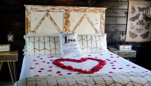 Romantic Escapes in this Stunning A-Frame in North Carolina with Access to a Private Hot Tub and Fire Pit - Foto 4