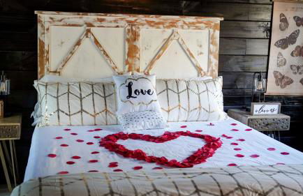 Romantic Escapes in this Stunning A-Frame in North Carolina with Access to a Private Hot Tub and Fire Pit - Foto 4