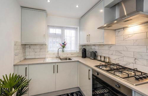 Guild Lodge 3 Bedrooms 3 Bathroom Home - Fast London Access - Photo 15