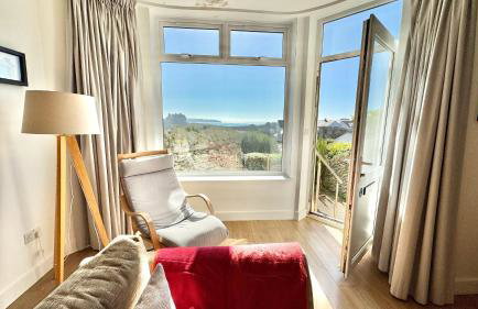 24 CLIFF APARTMENT-3 BED-GROUND FLOOR-SEA VIEWS - Photo 1