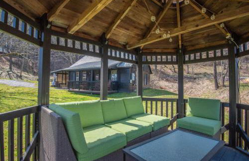 New River Views & Access - Hot Tub, Gazebo, Fire Pit, Next to Riverside Canoeing! - Foto 26