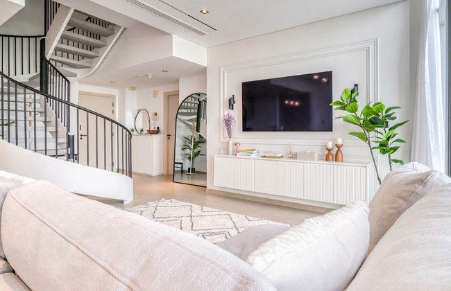 Luxe and Modern Duplex in Difc - Photo 2