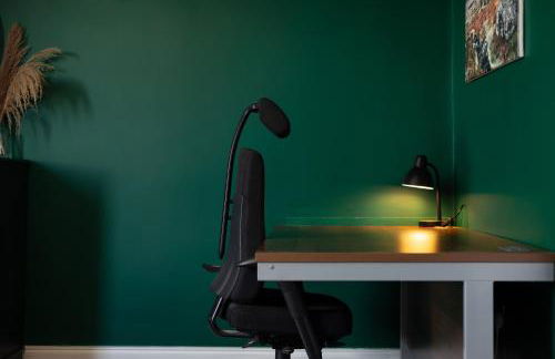 Extravagant 6 Bed Victorian Townhouse with Hot Tub - Photo 23