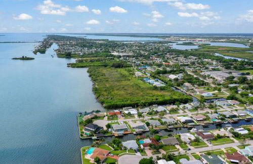 Waterfront Oasis with Private Heated Pool & Dock - Foto 39