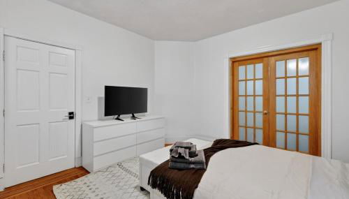 Spacious 2Br home in Malden with AC & heat - Photo 2