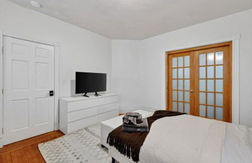 Spacious 2Br home in Malden with AC & heat - Photo 2