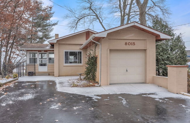 Amazing Lakefront Retreat On Long Lake! 2 Bedroom Home by RedAwning - Foto 45