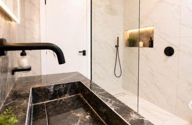 Luxurious & Elegant 6-Bed House - Photo 10