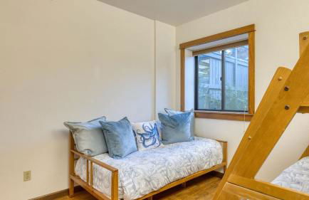 Half Block to Beach w/ Oceanview, Patio + Balcony The Shore Pine by Avantstay - Foto 48