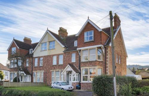 Bright Apartment w Parking & Distant Sea Views - Foto 27