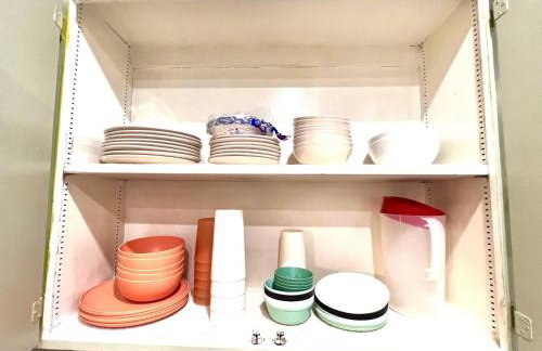 Main St New with AC Monthly stays Charming Cottage KING BED - Foto 32