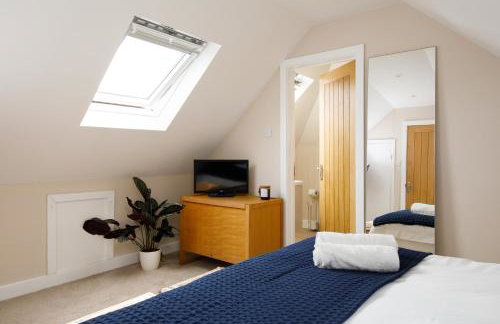 " Orchard Croft Lodge ", New Property, DOG FRIENDLY, Ideal for all Goodwood Events, 5 Minutes from Southend Barns, 9 Minutes From Sandy West Wittering Beach, 2 Bathrooms, Can Sleep 8 On Request, ' Starlink ' Wi-Fi & Sky Sports, Zip & Link Super-King beds - Foto 35