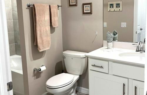 Stylish 3rd-Floor Condo with Golf Course Views - Foto 24