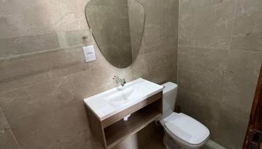 Charmoso e aconchegante espaço a 1 km da praia - Foto 2