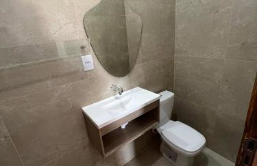 Charmoso e aconchegante espaço a 1 km da praia - Foto 2