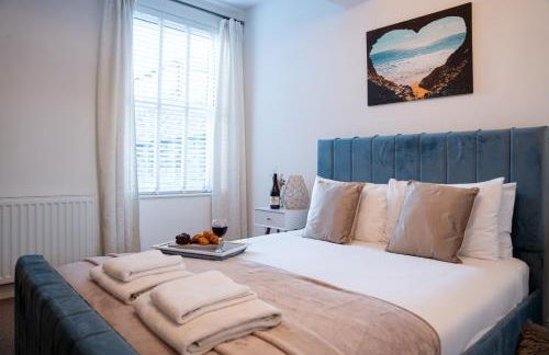 Modern Penthouse with Balcony - Near Beach & Town - Foto 1