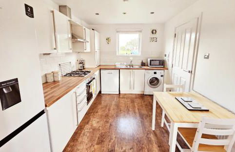 Modern 5 Bedroom Townhouse with Free Parking - Foto 22