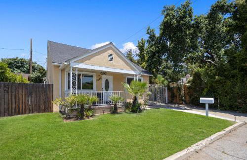 Pasadena Charming Vacation Home with Hot Jacuzzi - Photo 78