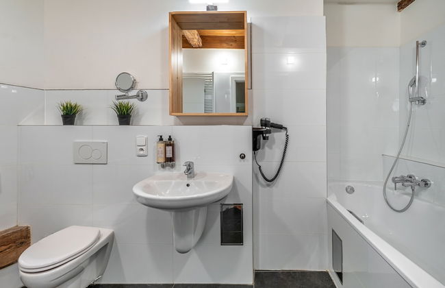 4 Arts Apartments by Adrez Living - Photo 37