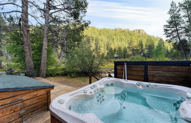 Riversong Lodge by Avantstay Sauna + Hot Tub On The Truckee River - Photo 2