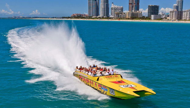 Naviguez à bord d'un bateau à moteur thriller