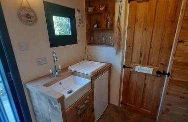 Min yr Afon - Cabin - Sleeps 2 - Hot Tub - Parking - Foto 63