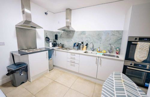 Cozy Cardiff Studio - City Center Gem with Patio - Photo 16