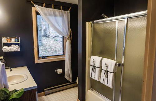 Wine Moose w Hot tub Fireplace Sauna 9min to Mt Snow - Foto 22