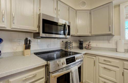 Deep Blue Spacious Escape w Hot Tub & Playground - Foto 22