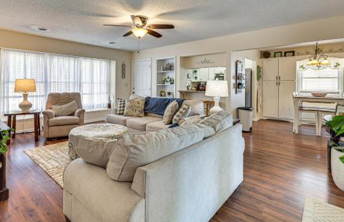 Oak Island Home w/ Fenced Yard, Walk to Long Beach - Foto 6