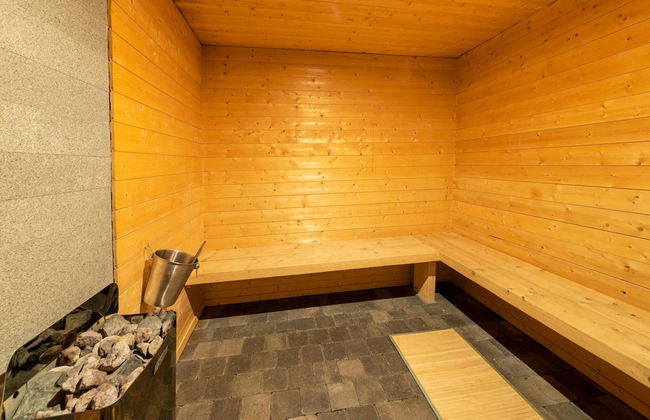 Mansion With Pool & Bar - Photo 23