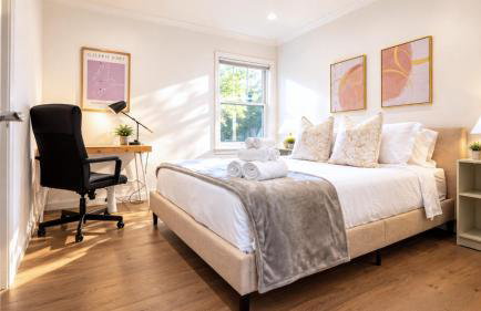 Grand Lux 4BR Prime Location & Serene Yard - Foto 5