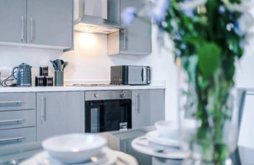 3-BR Home in Wigan | Free Wi-Fi | Comfortable Stay - Photo 2