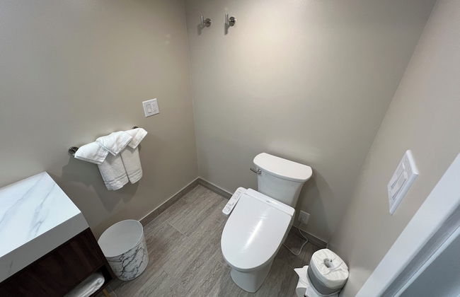 Lighthouse Inn & Suites - Photo 57