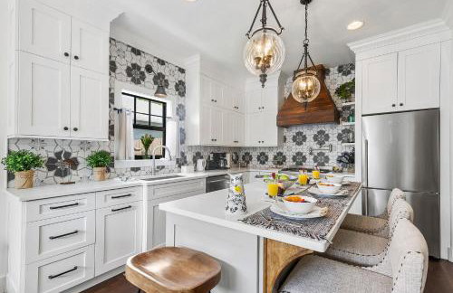 Elegant 4BR Home Guest House Private Yard - Foto 14