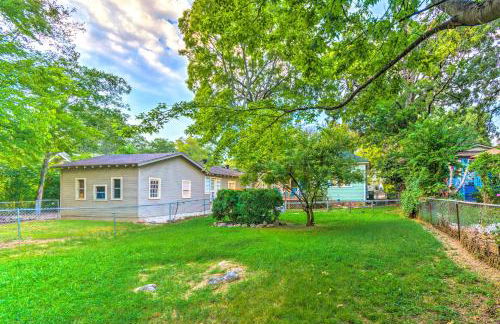 Colorful Cottage with Deck about 5 Mi to Downtown! - Foto 26