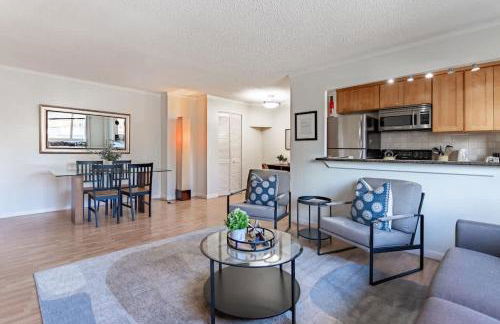 Vibrant Downtown, King Bed, Work Desk & Kitchen - Foto 14