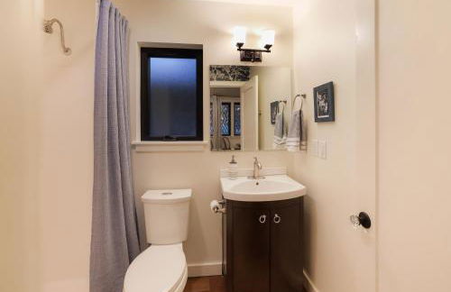 New Tudor Cottage one block from Chico State and downtown with private garage - Foto 12