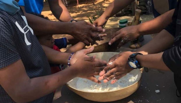 Preparando casabe de yuca