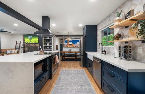 Walk to GC Train Depot and Route 66, king beds, game room, BBQ, firepit - Photo 8