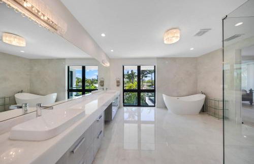 LVS Villa Blanco 5BR Coastal Oasis with Rooftop Sunset Deck Heated Pool Spa & Walk-to-Beach Access - Foto 34