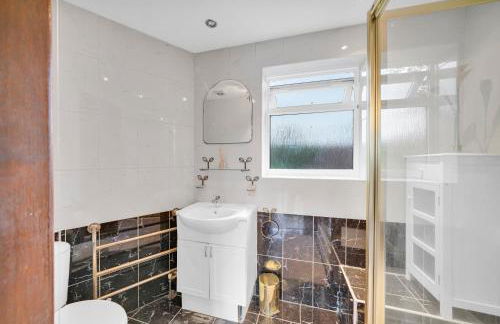 Lux 5 Bed sleeps 11, 10 mins from Wembley Stadium, Jacuzzi and Steam Shower - Photo 39