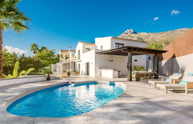 Magnificent And Modern Decorated Villa - Photo 28